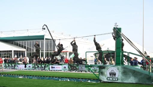 حفرة الماء مع الأسلاك المتشابكة