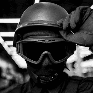 خوذة لفريق تثبيت الحبال اسفل البرج